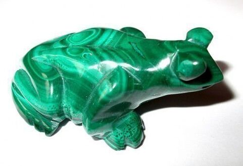 žalia malachito varlė sėkmės amuleto pavidalu