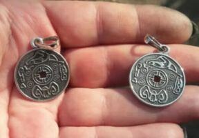 Dviejų karališkų amuletų tyrimas klastojimo klausimu